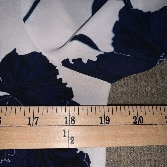 Halogen White Blue Floral Casual Long Sleeve V-Neck Pullover Blouse size Small - Picture 8 of 9